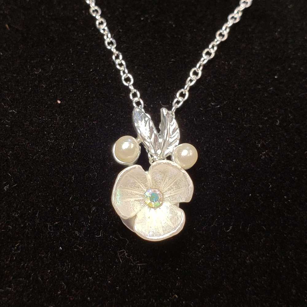 🧵Handmade🧵 Silver Plated Necklace w/Flower Charm
